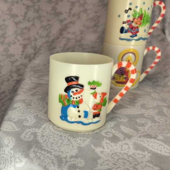 4 vintage 1985 Sterling House plastic 3" Christmas mugs w box, yellowed - Picture 6 of 14